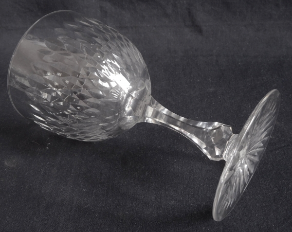 Verre à vin en cristal de Baccarat, forme ballon 6186 modèle écailles biseautées taille 8357 - 12,5cm