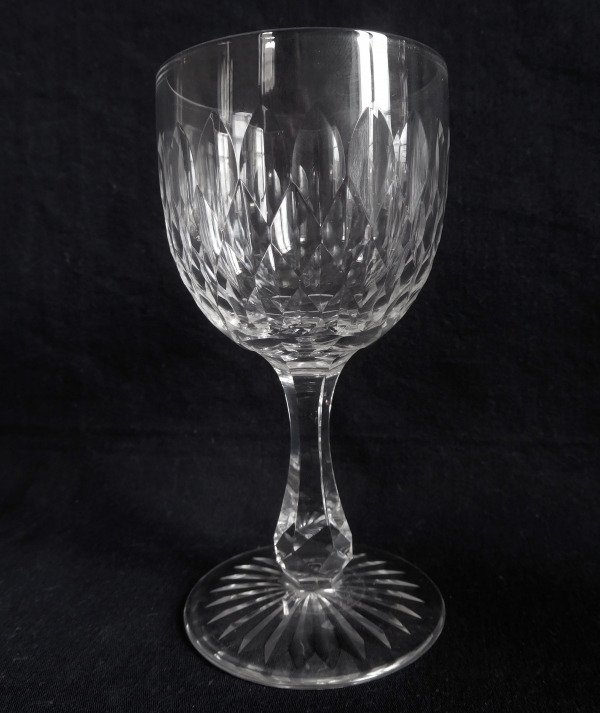 Verre à vin en cristal de Baccarat, forme ballon 6186 modèle écailles biseautées taille 8357 - 12,5cm