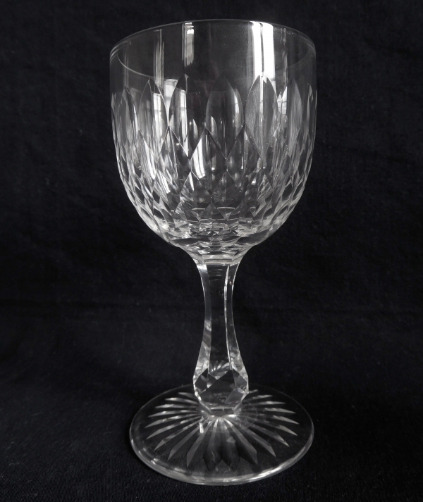 Verre à vin blanc / verre à porto en cristal de Baccarat, forme ballon 6186 modèle écailles biseautées taille 8357 - 10,9cm