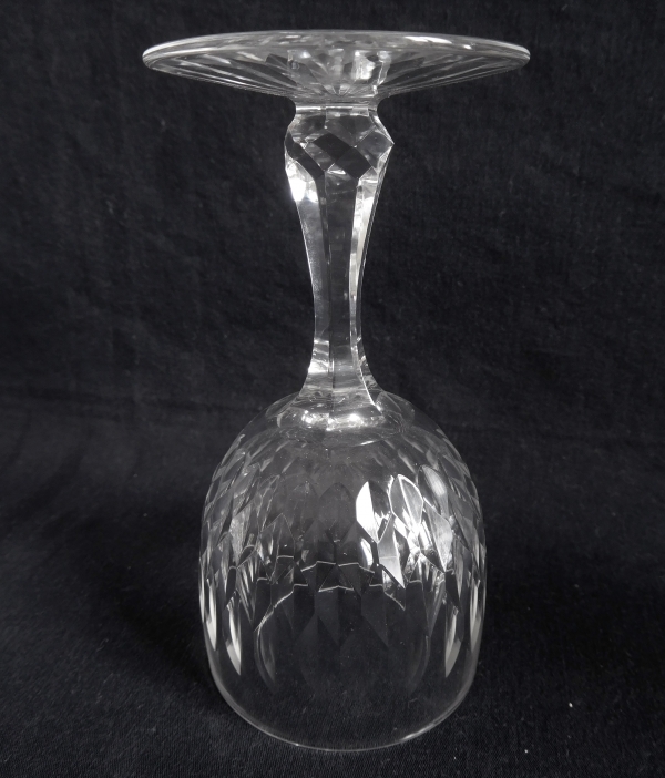 Verre à eau en cristal de Baccarat, forme ballon 6186 modèle écailles biseautées taille 8357 - 15,5cm