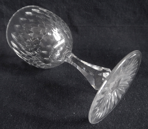 Verre à vin blanc / verre à porto en cristal de Baccarat, forme ballon 6186 modèle écailles biseautées taille 8357 - 10,9cm