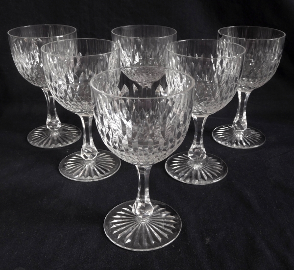 Verre à eau en cristal de Baccarat, forme ballon 6186 modèle écailles biseautées taille 8357 - 15,5cm