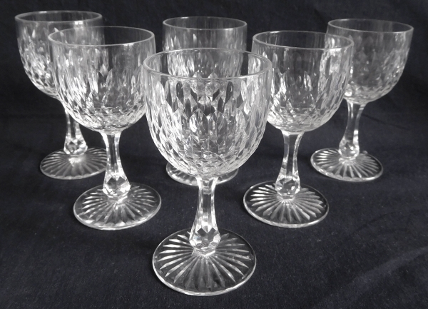 Verre à vin en cristal de Baccarat, forme ballon 6186 modèle écailles biseautées taille 8357 - 12,5cm