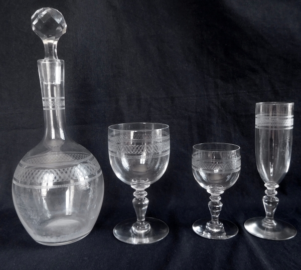 Carafe à vin en cristal de Baccarat, modèle forme ballon gravure 1423 - 29,5cm