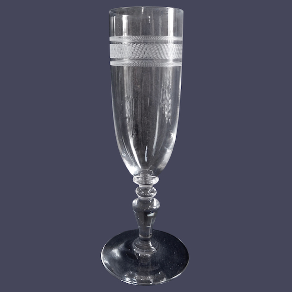 Flûte à champagne en cristal de Baccarat, modèle forme ballon gravure 1423 - 14,5cm