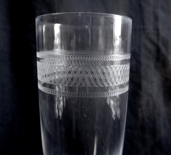 Flûte à champagne en cristal de Baccarat, modèle forme ballon gravure 1423 - 14,5cm