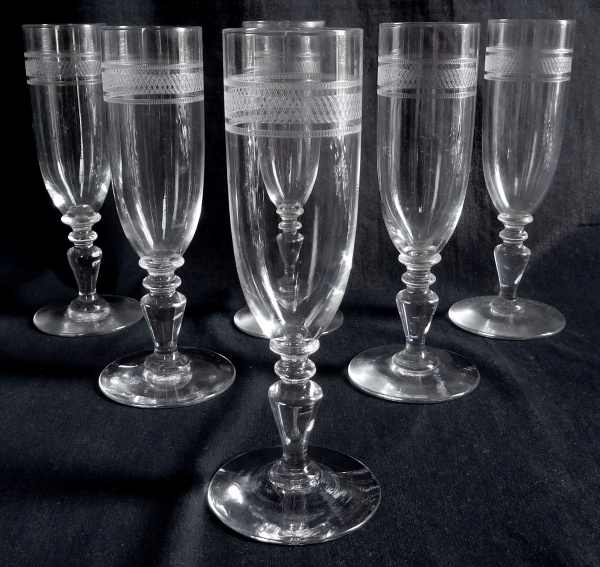 Flûte à champagne en cristal de Baccarat, modèle forme ballon gravure 1423 - 14,5cm