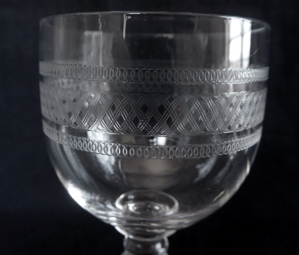 Verre à eau en cristal de Baccarat, modèle forme ballon gravure 1423 - 14,5cm