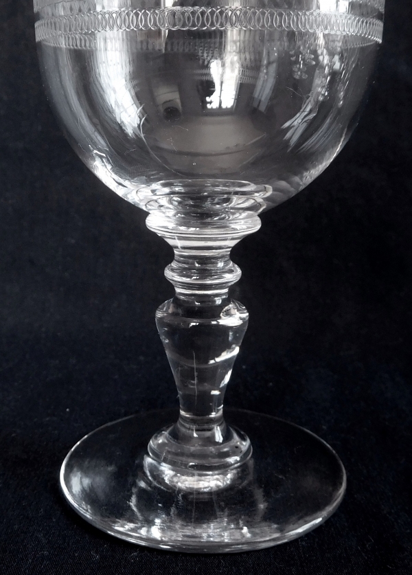 Baccarat crystal wine glass, engraved crystal pattern 1423 - 11.4cm