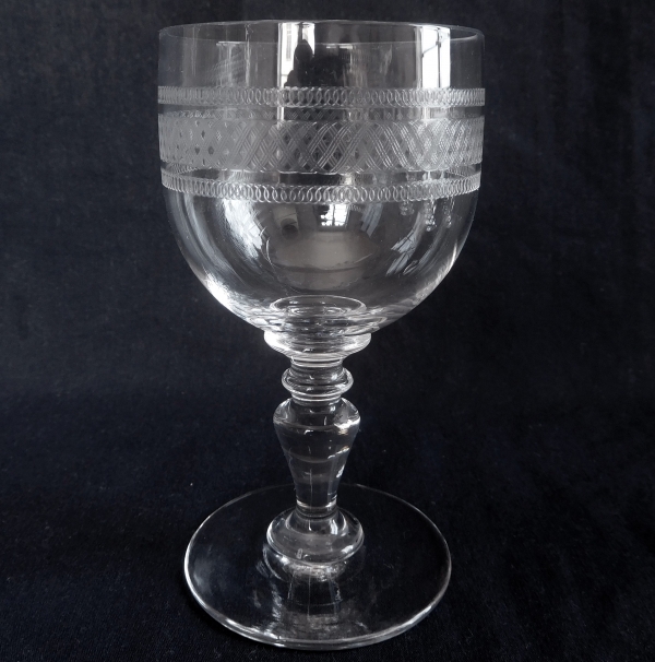 Baccarat crystal wine glass, engraved crystal pattern 1423 - 11.4cm