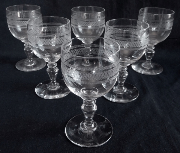 Verre à vin en cristal de Baccarat, modèle forme ballon gravure 1423 - 11,4cm