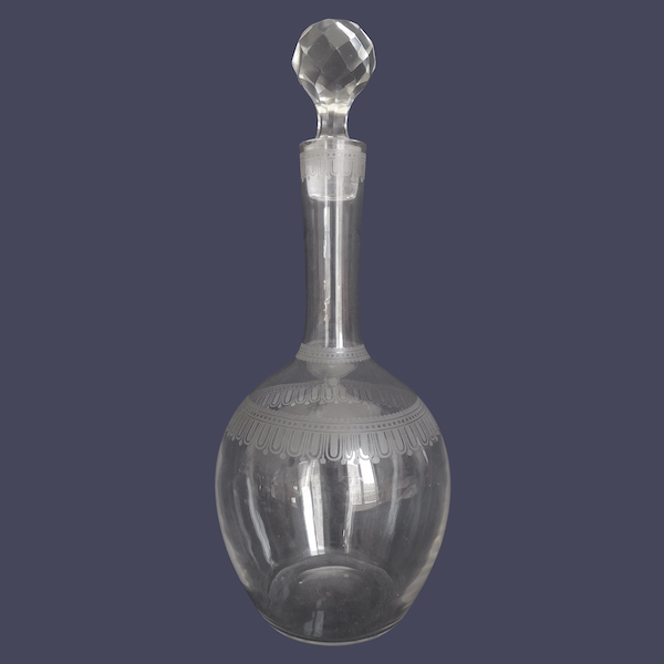 Carafe à vin en cristal de Baccarat, modèle à gravure cannelée de style Louis XVI - 31,5cm