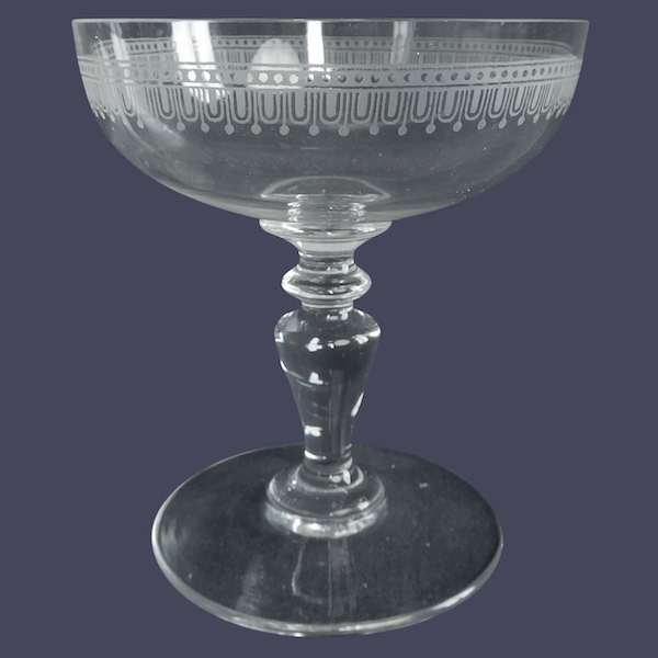 Coupe à champagne en cristal de Baccarat, modèle à gravure cannelée de style Louis XVI