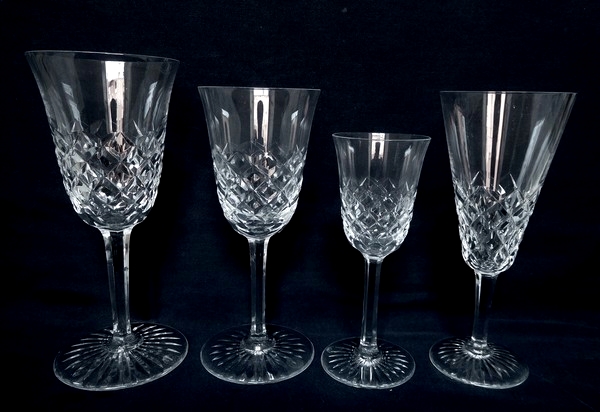 Baccarat crystal wine or port glass, Burgos pattern - signed - 13,9cm