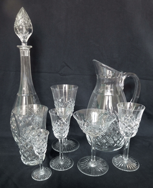 Baccarat crystal wine or port glass, Burgos pattern - signed - 13,9cm