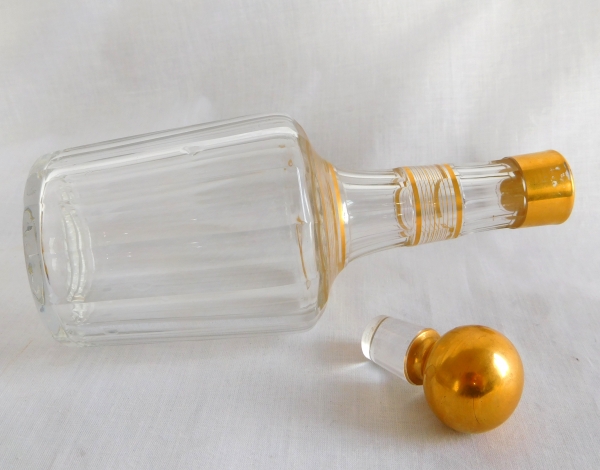 Carafe à liqueur en cristal de Baccarat, modèle Cannelures réhaussé de filets or