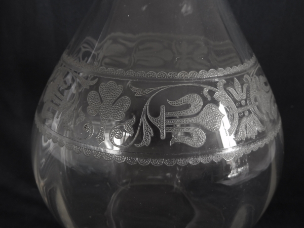 Carafe à liqueur en cristal de Baccarat gravé de fleurs de lys, modèle Chablis - 25cm