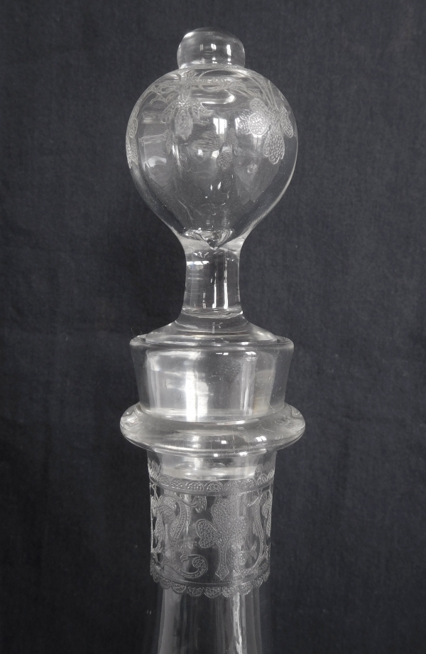 Carafe à liqueur en cristal de Baccarat gravé de fleurs de lys, modèle Chablis - 25cm