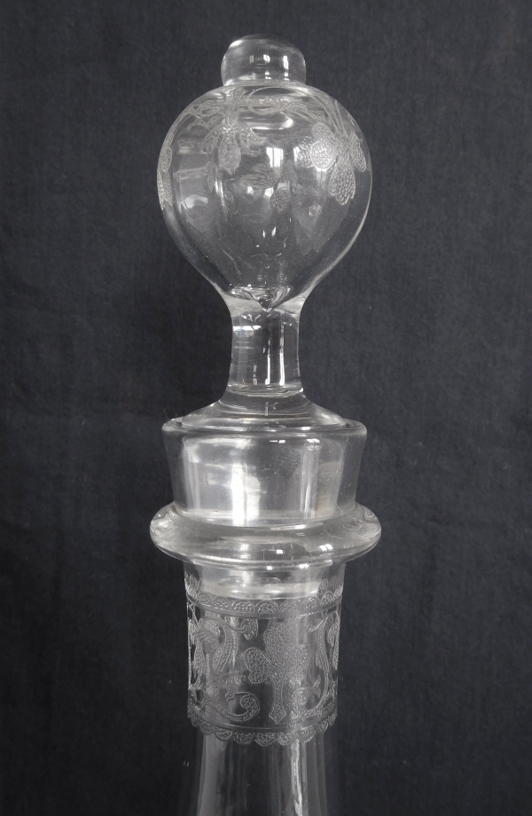 Grande carafe à vin en cristal de Baccarat gravé de fleurs de lys, modèle Chablis - 33cm