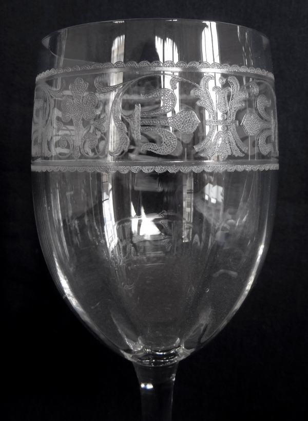 Baccarat crystal water glass, Chablis pattern, Renaissance style engraved with fleur de lys - 16.1cm