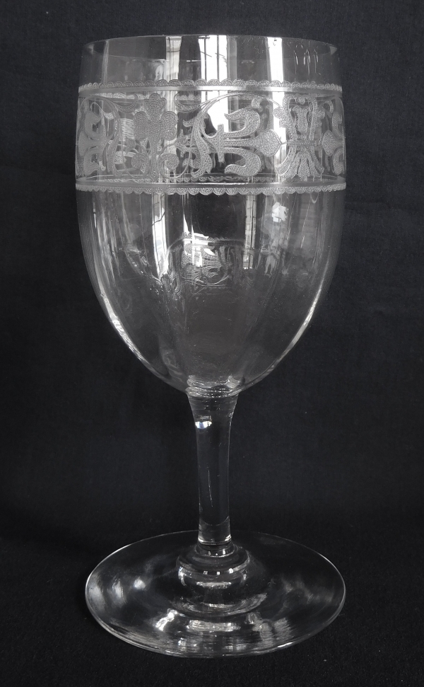 Verre à eau en cristal de Baccarat gravé de fleurs de lys, modèle Chablis - 16,1cm