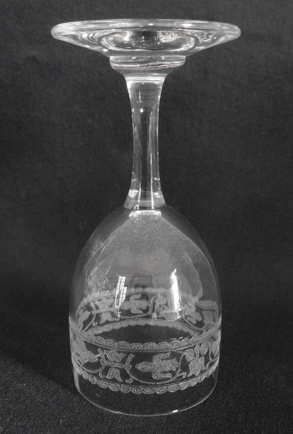 Verre à eau en cristal de Baccarat gravé de fleurs de lys, modèle Chablis - 16,1cm