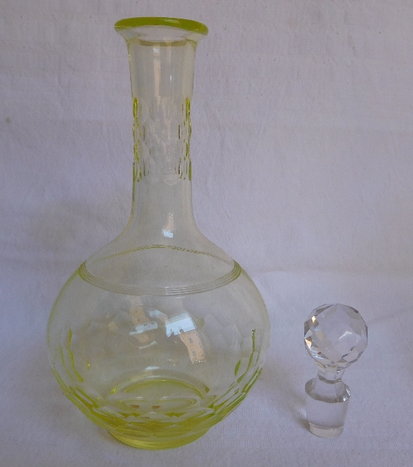 Carafe à liqueur en cristal de Baccarat, modèle Chauny, rare couleur jaune pâle