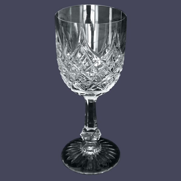 Baccarat crystal wine glass, Colbert pattern - signed - 12,8cm