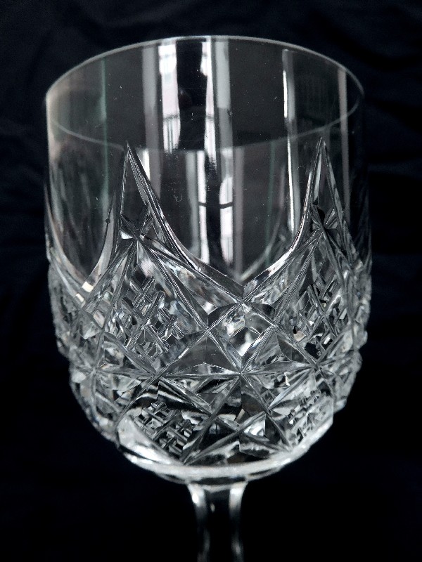 Baccarat crystal burgundy wine glass, Colbert pattern - signed - 15cm