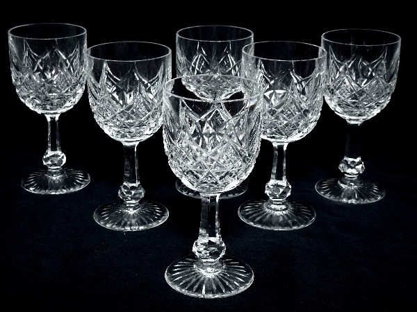 Baccarat crystal wine glass, Colbert pattern - signed - 12,8cm