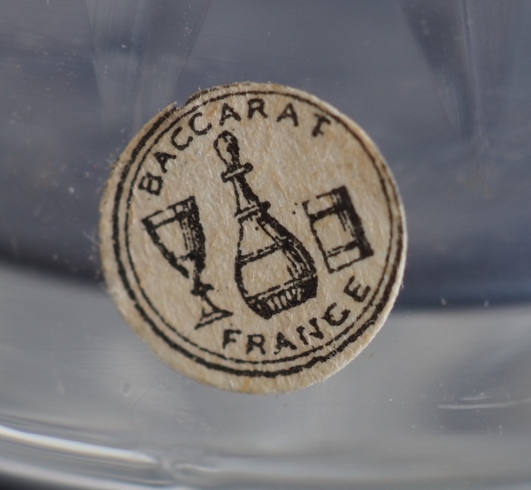Grande carafe à vin en cristal de Baccarat, modèle conique taille 10834 - 43cm - étiquette