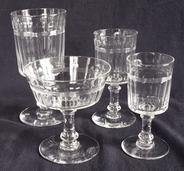 Verre à vin ou porto en cristal taillé de Baccarat, modèle proche de Chicago - 10,9cm