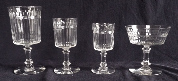 Verre à vin ou porto en cristal taillé de Baccarat, modèle proche de Chicago - 10,9cm