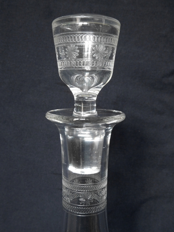 Carafe à liqueur en cristal de Baccarat, modèle cylindrique gravé étoiles, gravure 4770 - 21,8cm