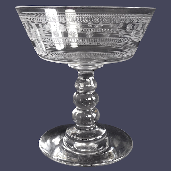 Coupe à champagne de Baccarat, modèle cylindrique gravé étoiles - gravure 4770