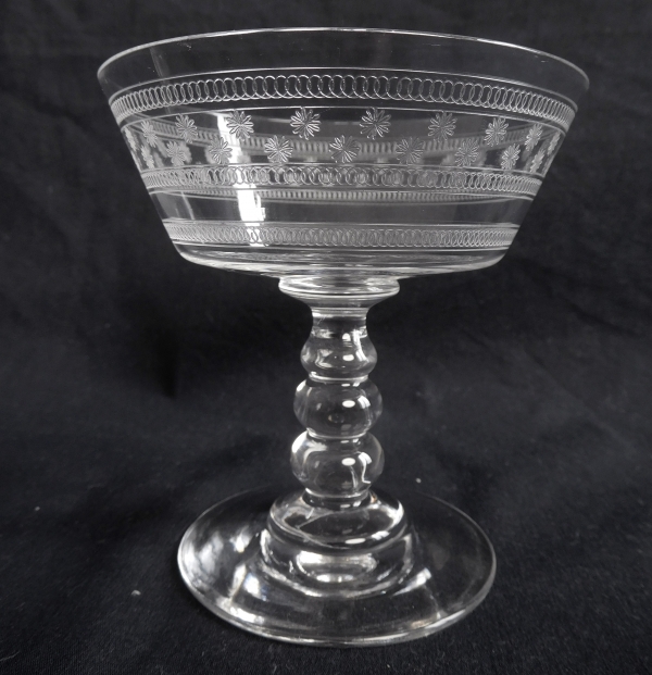 Coupe à champagne de Baccarat, modèle cylindrique gravé étoiles - gravure 4770