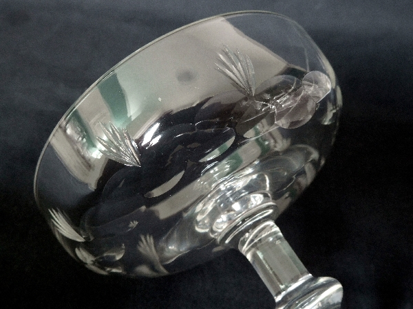 Coupe à champagne en cristal de Baccarat, modèle à écailles et palmettes