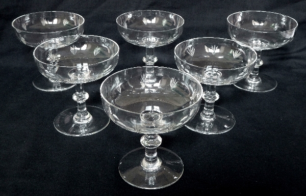 Coupe à champagne en cristal de Baccarat, modèle à écailles et palmettes