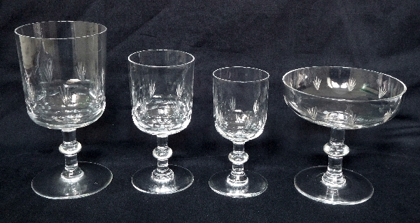 Coupe à champagne en cristal de Baccarat, modèle à écailles et palmettes