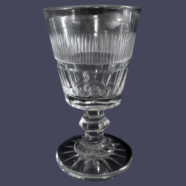 Verre à porto / verre à vin blanc en cristal de Baccarat taillé à facettes et biseaux, vers 1850 - 9,2cm