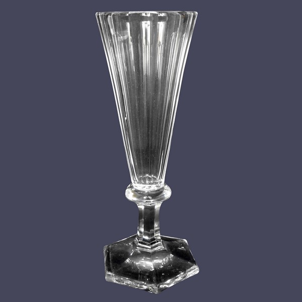 Flûte à champagne en cristal de Baccarat taillé à pans coupés, époque Restauration vers 1840