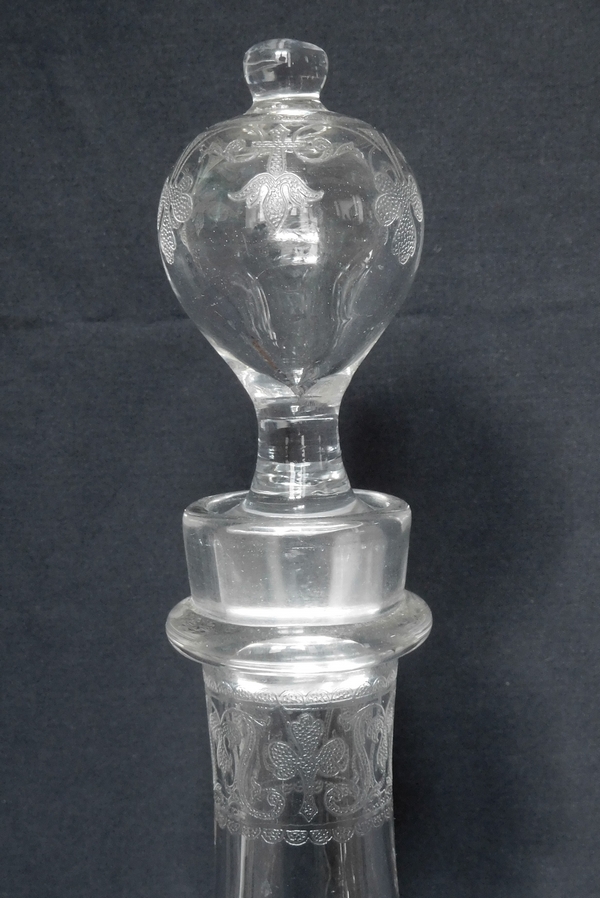 Carafe en cristal de Baccarat gravée de style Renaissance, motifs à fleurs de lys - 31,5cm