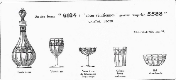 Carafe en cristal de Baccarat gravée de style Renaissance, motifs à fleurs de lys - 31,5cm