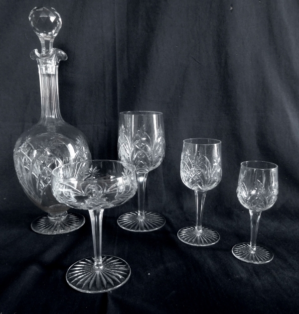 Baccarat crystal wine glass, 9232 shape and 9255 pattern, late 19th century - 14.1cm