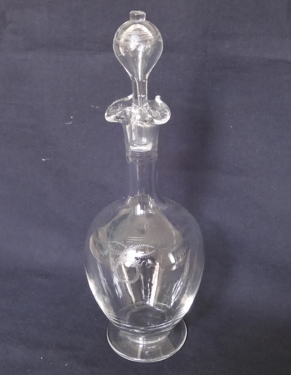 Carafe à liqueur en cristal de Baccarat, modèle à gravure byzantine - 24cm