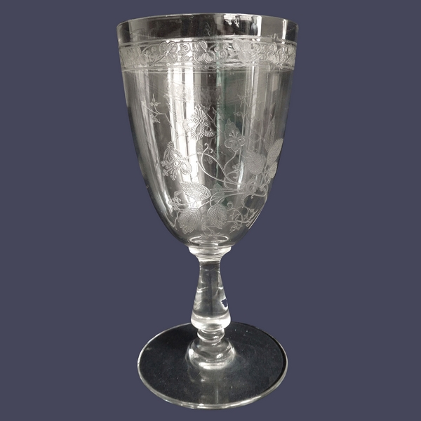 Verre à eau en cristal de Baccarat, modèle à gravure de feuilles et fleurs stylisées (décor 4360)