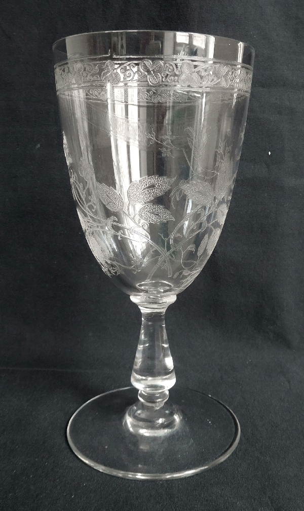 Verre à eau en cristal de Baccarat, modèle à gravure de feuilles et fleurs stylisées (décor 4360)