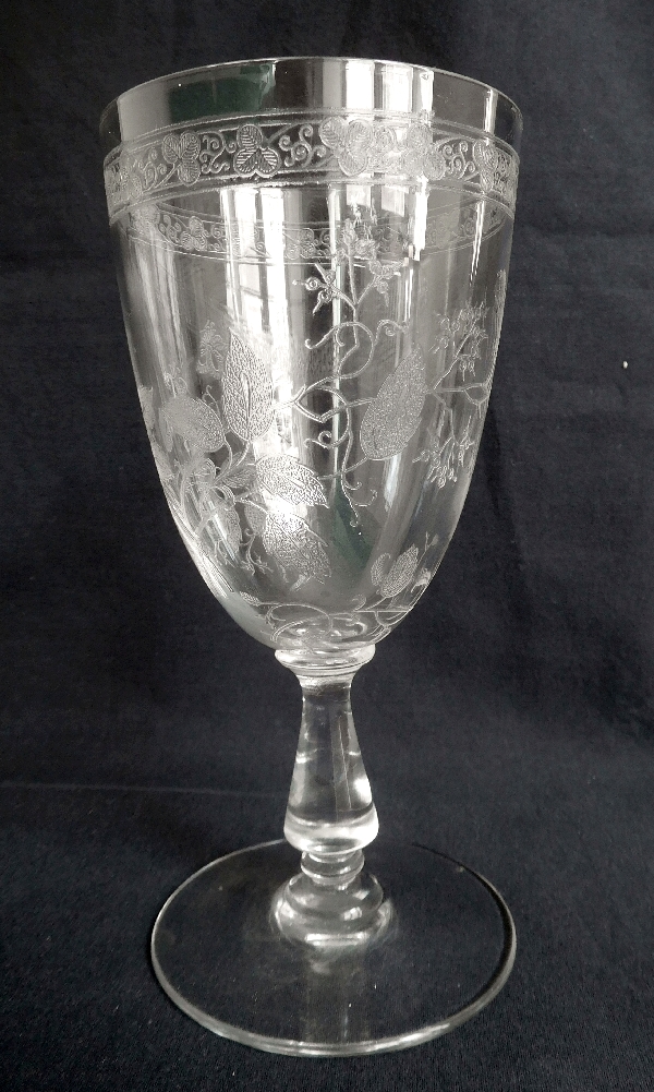 Verre à eau en cristal de Baccarat, modèle à gravure de feuilles et fleurs stylisées (décor 4360)