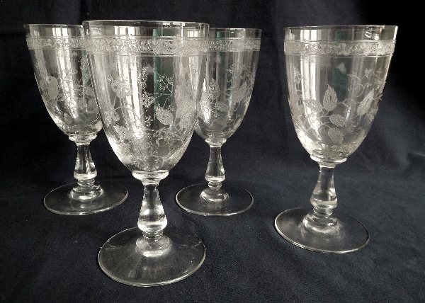 Verre à eau en cristal de Baccarat, modèle à gravure de feuilles et fleurs stylisées (décor 4360)