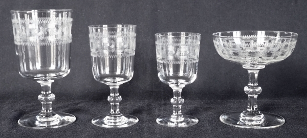 Coupe à champagne en cristal de Baccarat, modèle à jambe bouton, gravure 3458